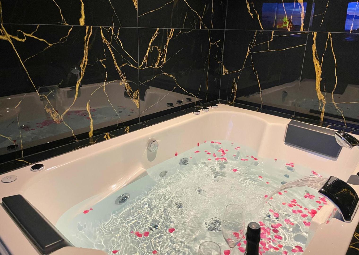 Apartment Sejour Detente A Saint-omer - Jacuzzi Prive, Terrasse, Centre-ville Et Parking Gratuit